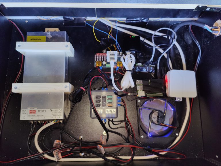 Elektronik im DJ Pult